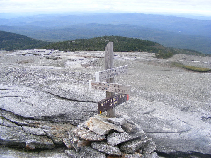 Trail sign on a rock ledge